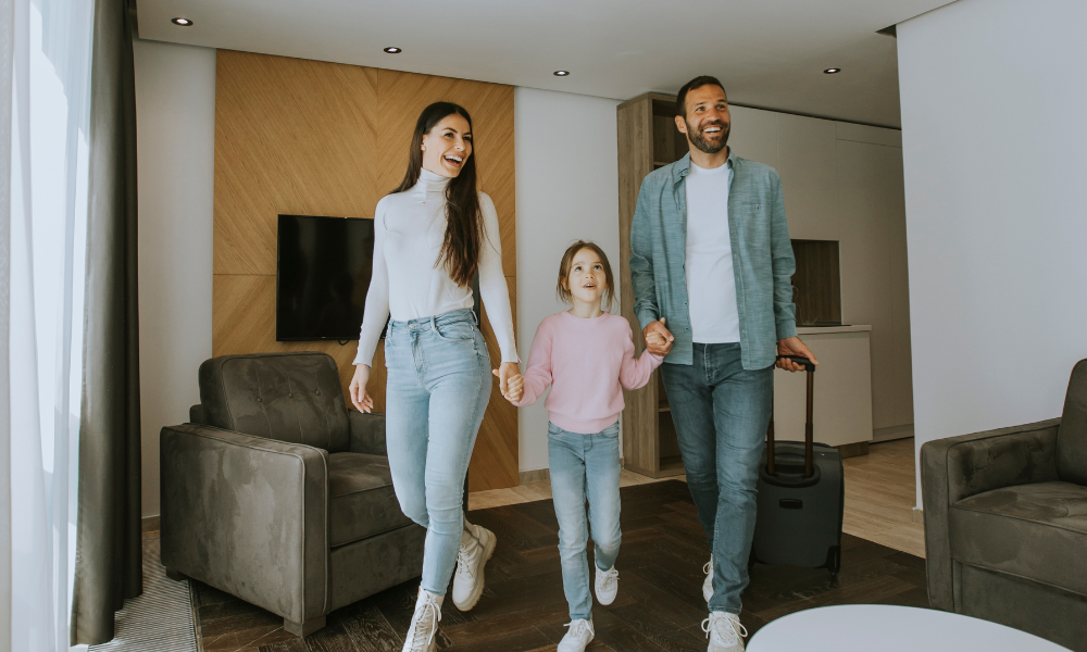 famille heureuse d'aménager