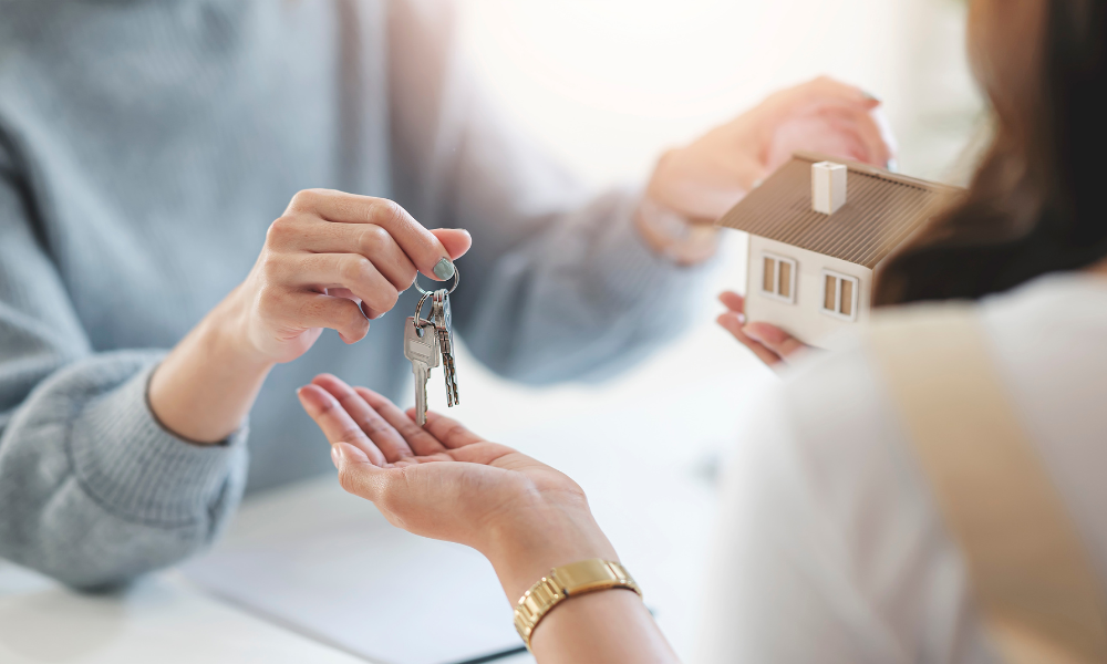 Acquéreurs en train de conclure la vente d'un bien