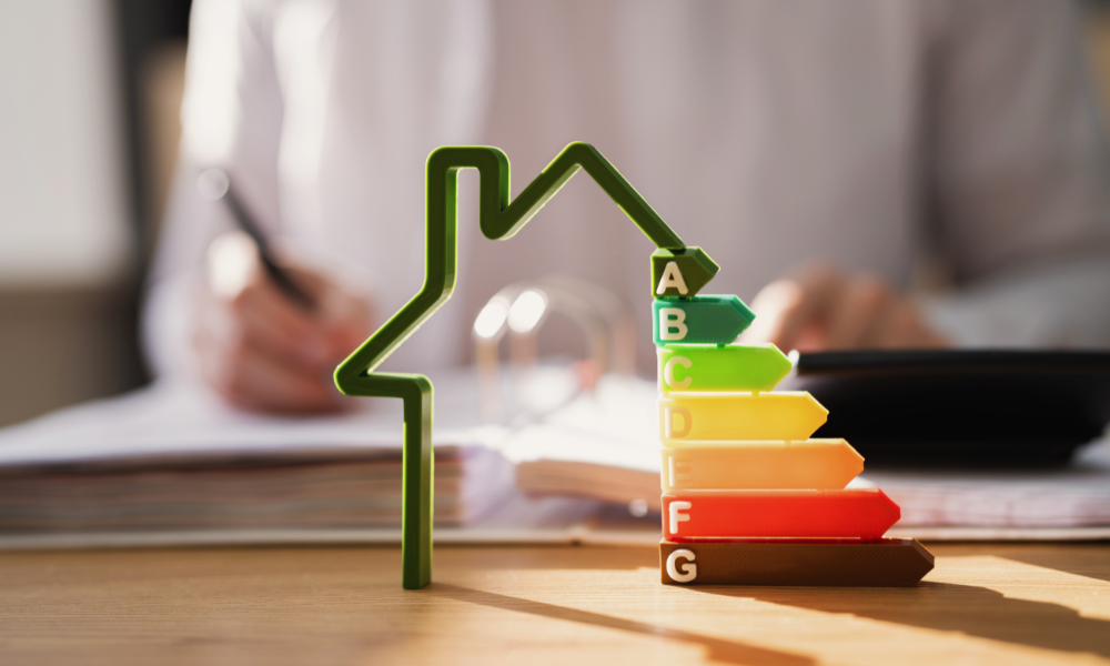 DPE immobilier représenté sur un bureau